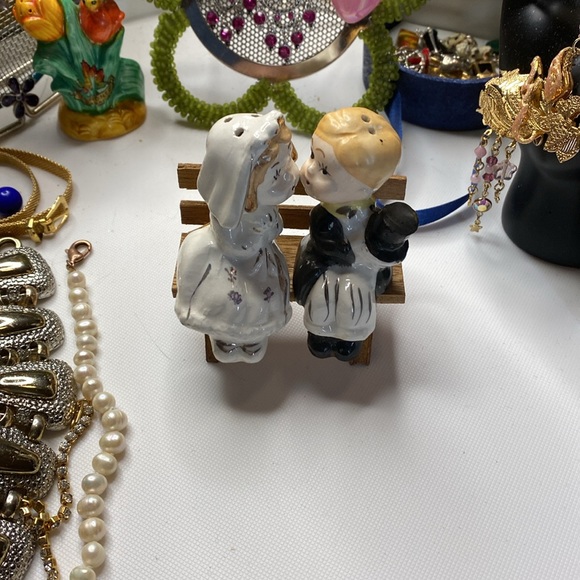 Cute Bride and Groom Salt and Pepper Shakers - Picture 8 of 8